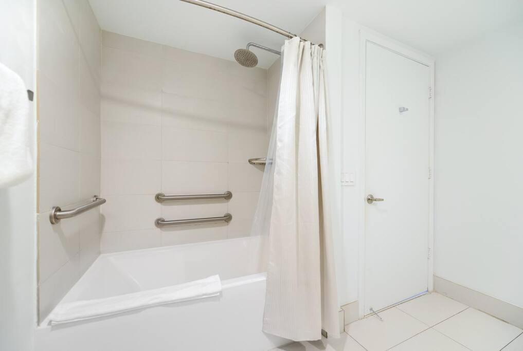 Awesome 2Br Condo Beachwalk Resort Hallandale Beach Exterior photo